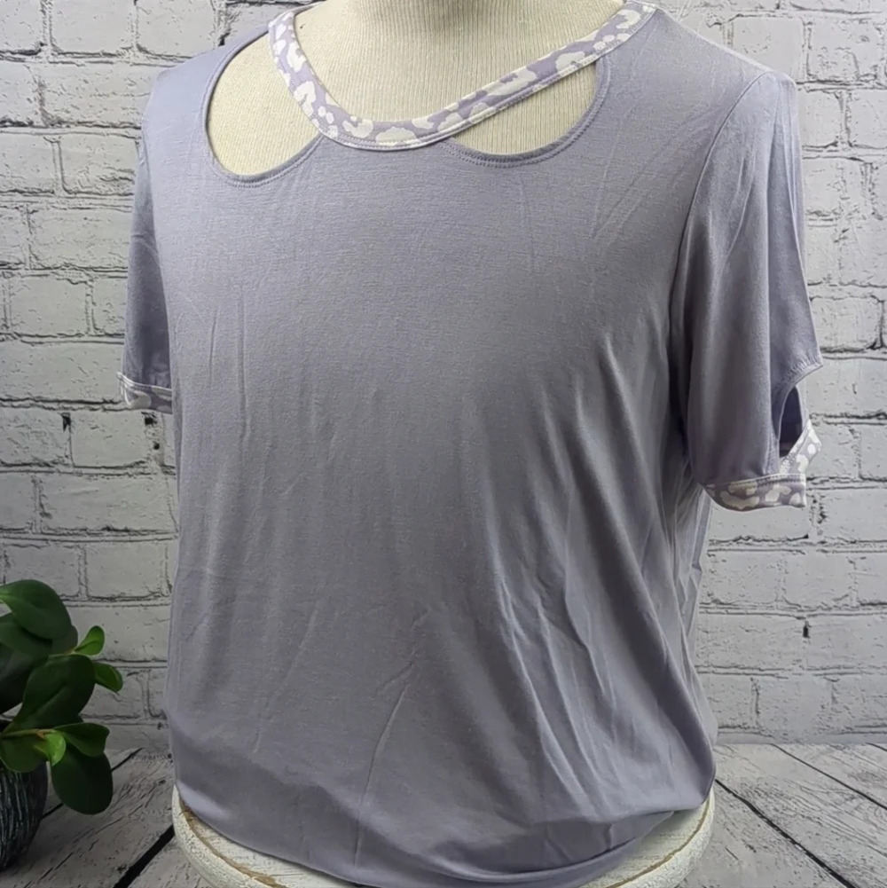 Lavender short sleeved blouse with details XL